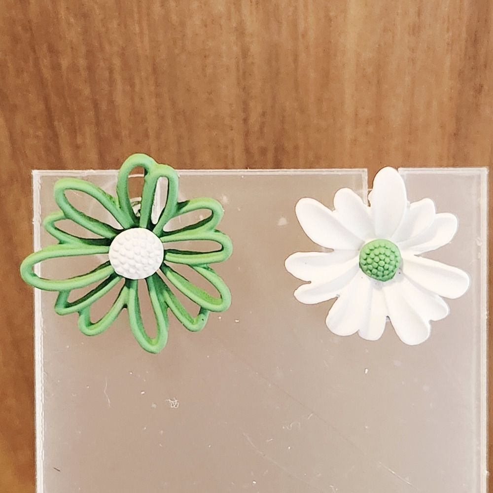 Mismatched‎ Daisy Flower Stud Earrings Green White Matte Floral Retro Style 1"